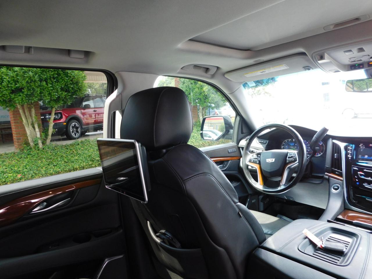 Cadillac Escalade ESV 2WD 4dr Luxury 2018