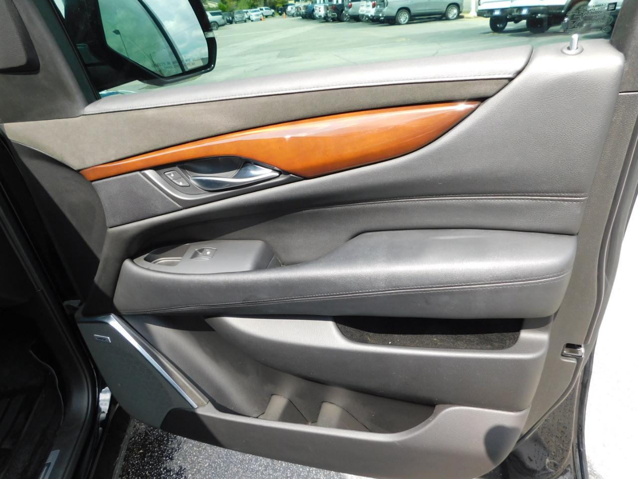 Cadillac Escalade ESV 2WD 4dr Luxury 2018