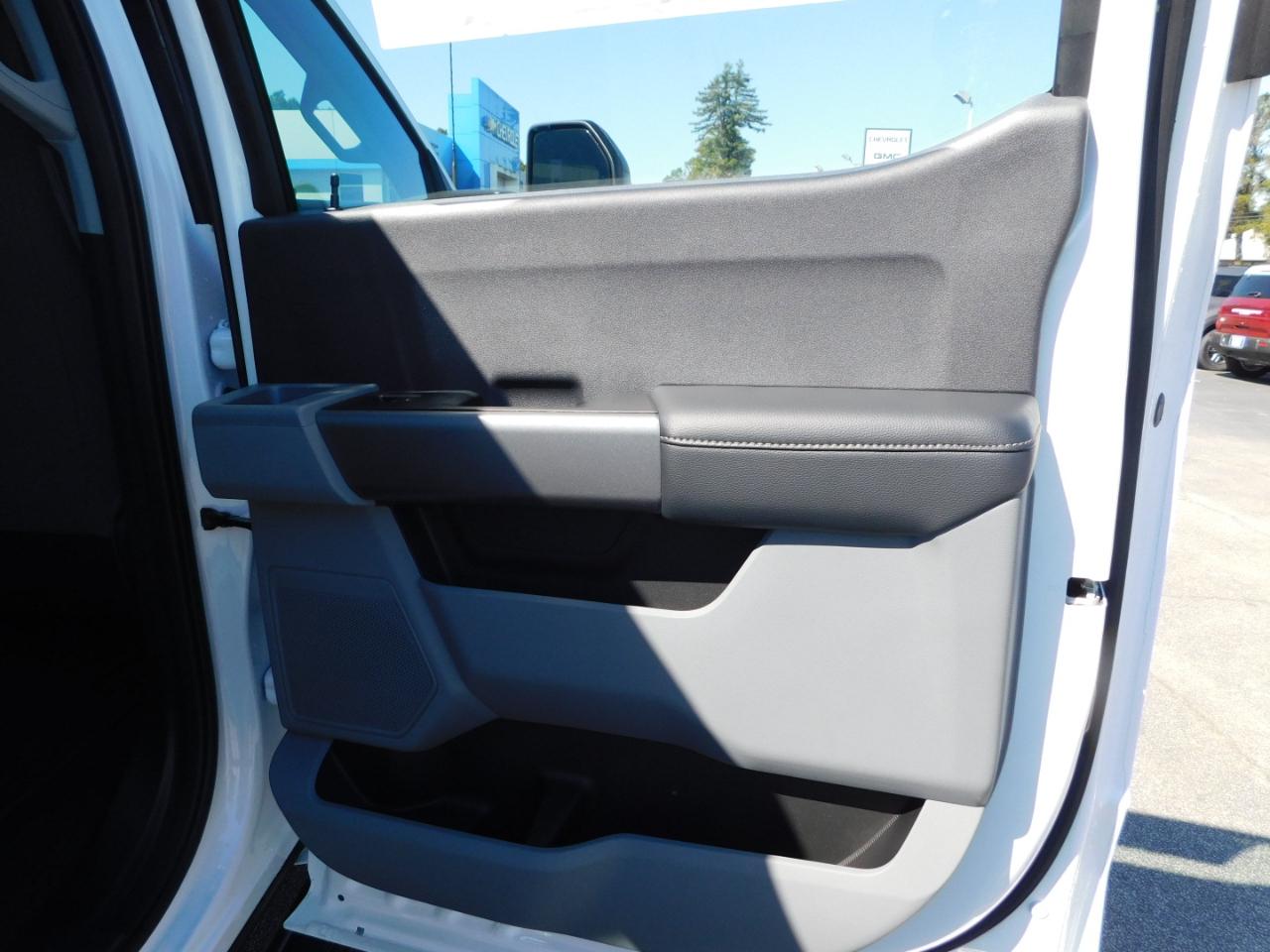 Ford Super Duty F-350 SRW XL 4WD Crew Cab 8' Box 2027
