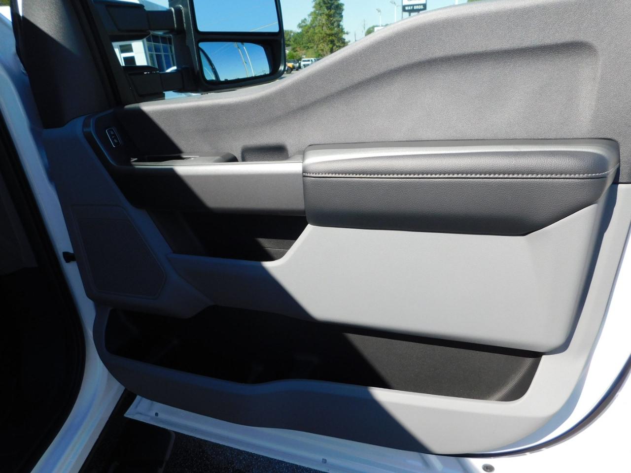 Ford Super Duty F-350 SRW XL 4WD Crew Cab 8' Box 2027