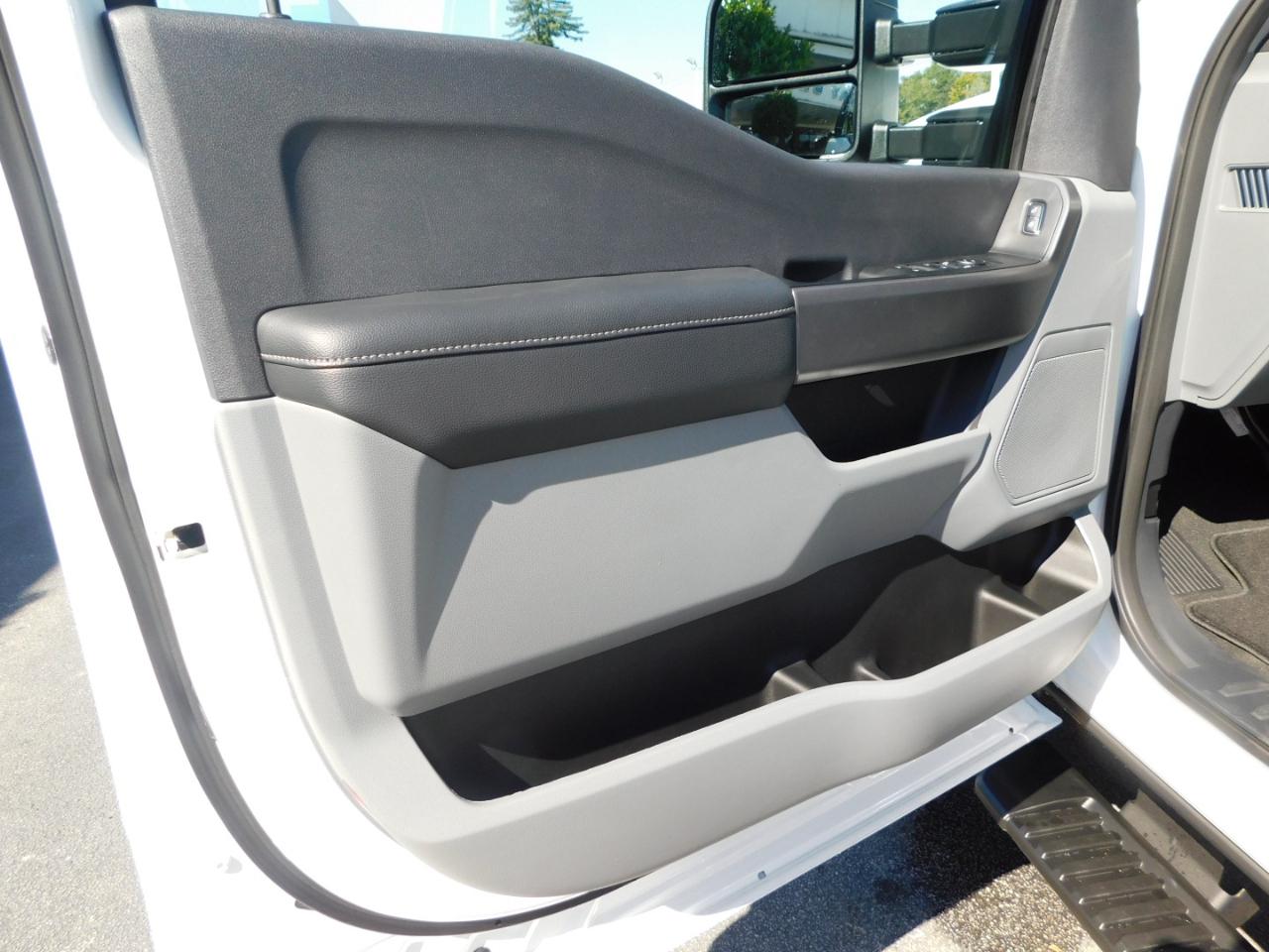 Ford Super Duty F-350 SRW XL 4WD Crew Cab 8' Box 2027