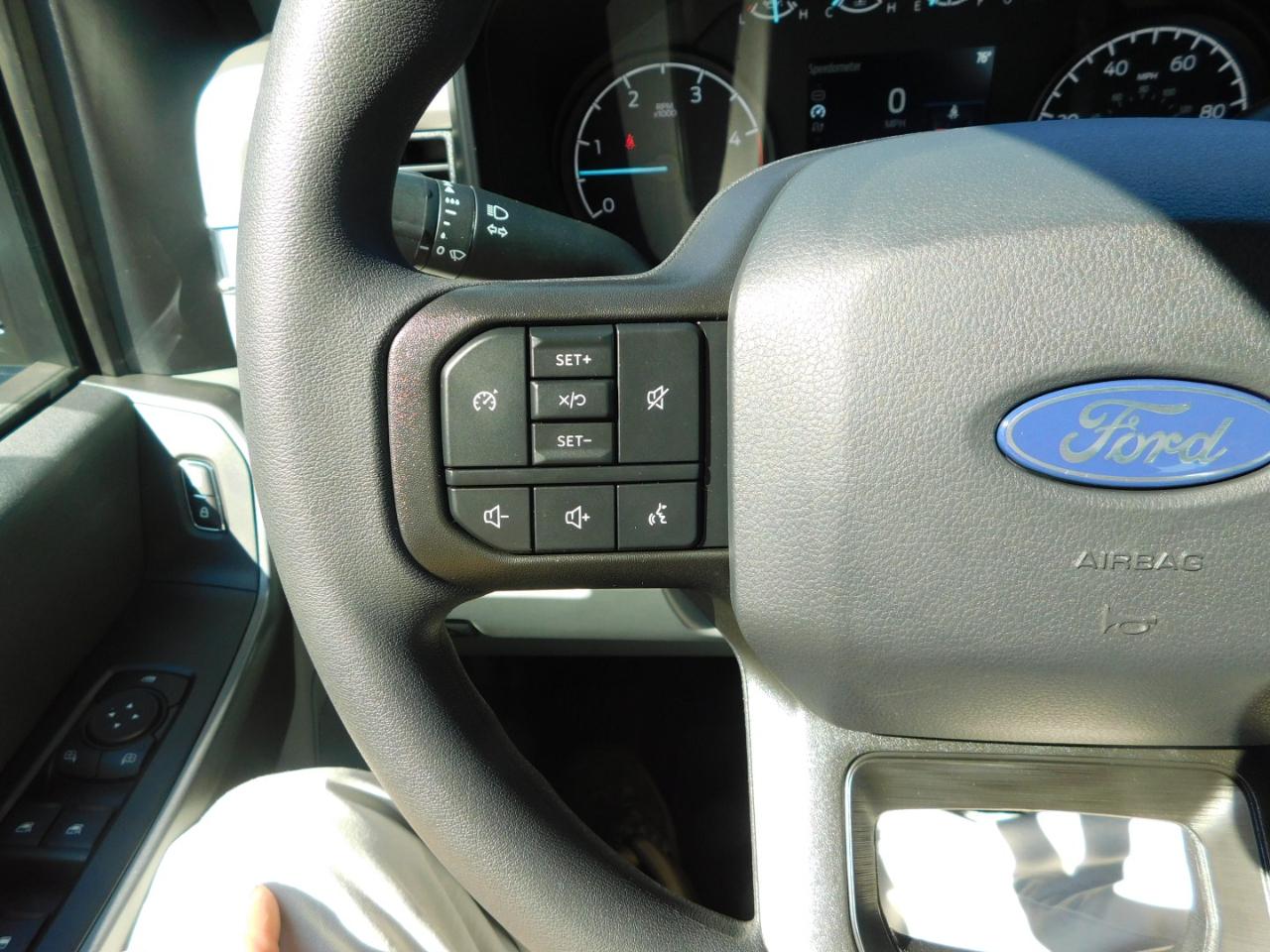 Ford Super Duty F-350 SRW XL 4WD Crew Cab 8' Box 2027