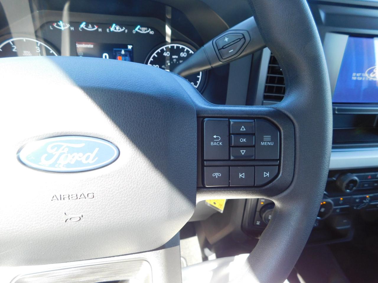 Ford Super Duty F-350 SRW XL 4WD Crew Cab 8' Box 2027