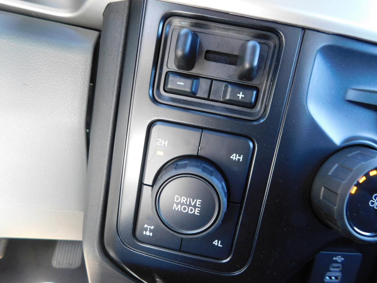 Ford Super Duty F-350 SRW XL 4WD Crew Cab 8' Box 2027