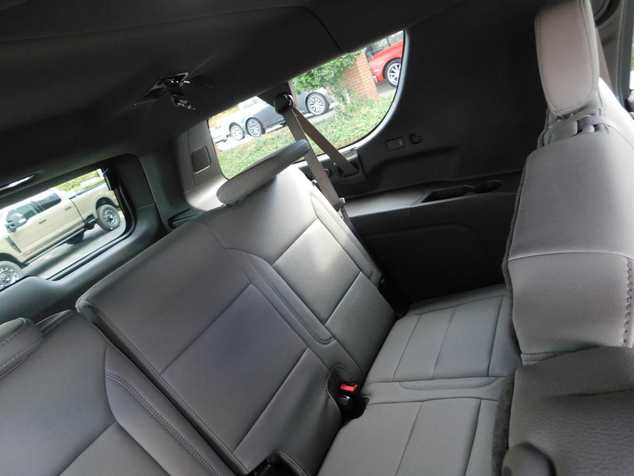 Chevrolet Suburban 2WD 4dr LT 2027