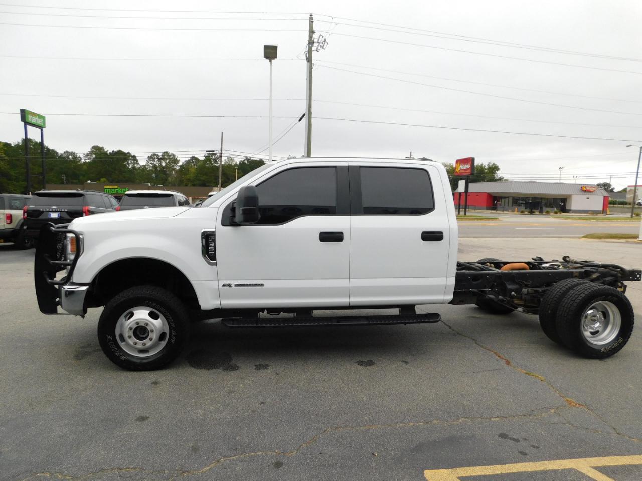 Ford Super Duty F-350 DRW XL 4WD Crew Cab 179" WB 60" CA 2022