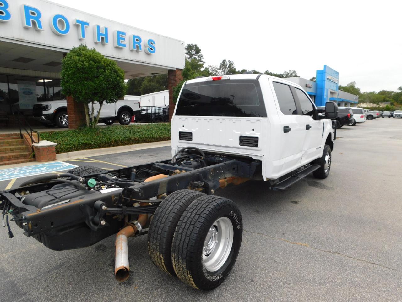 Ford Super Duty F-350 DRW XL 4WD Crew Cab 179" WB 60" CA 2022