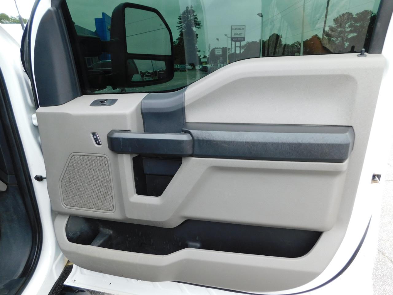 Ford Super Duty F-350 DRW XL 4WD Crew Cab 179" WB 60" CA 2022
