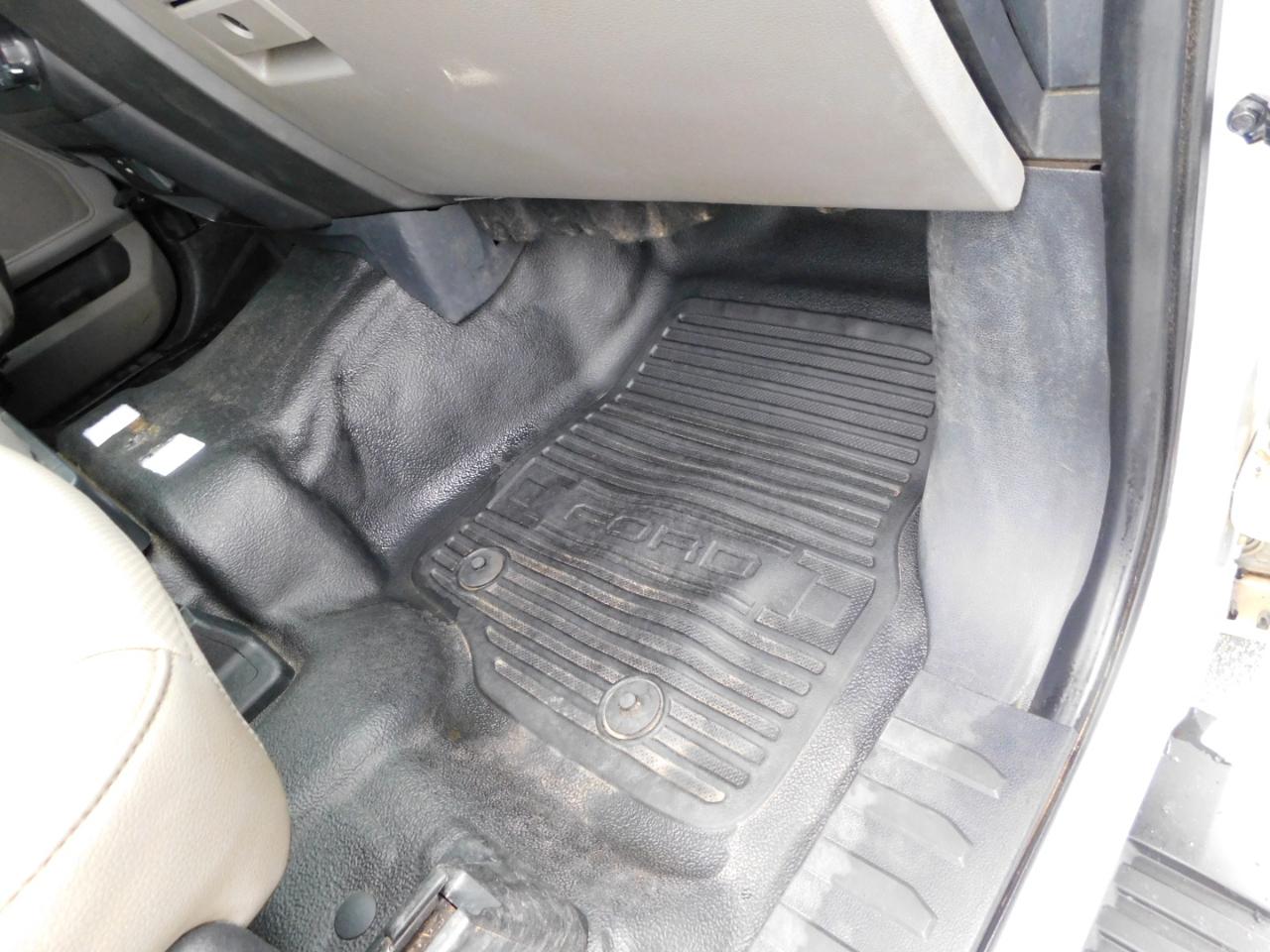Ford Super Duty F-350 DRW XL 4WD Crew Cab 179" WB 60" CA 2022