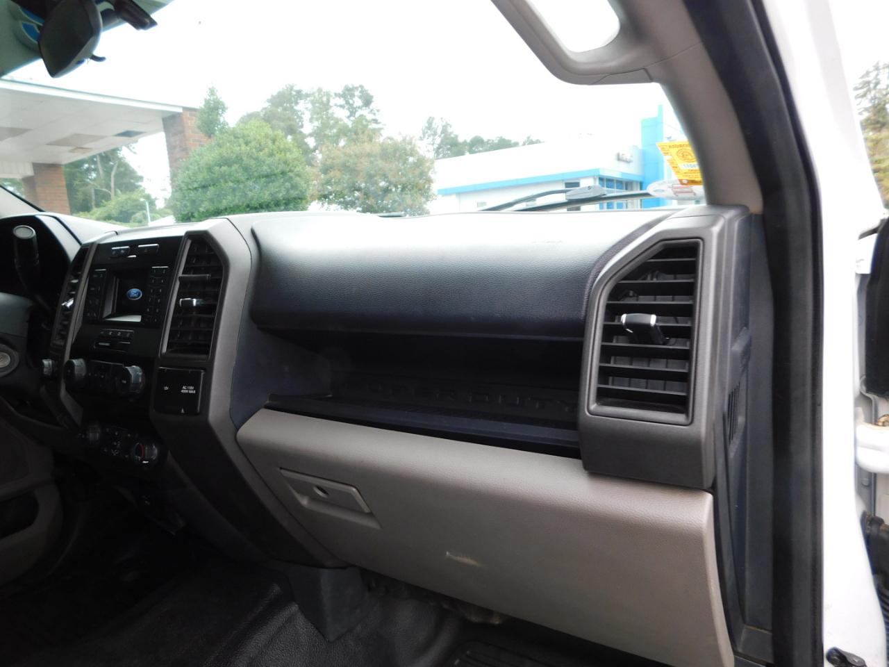 Ford Super Duty F-350 DRW XL 4WD Crew Cab 179" WB 60" CA 2022