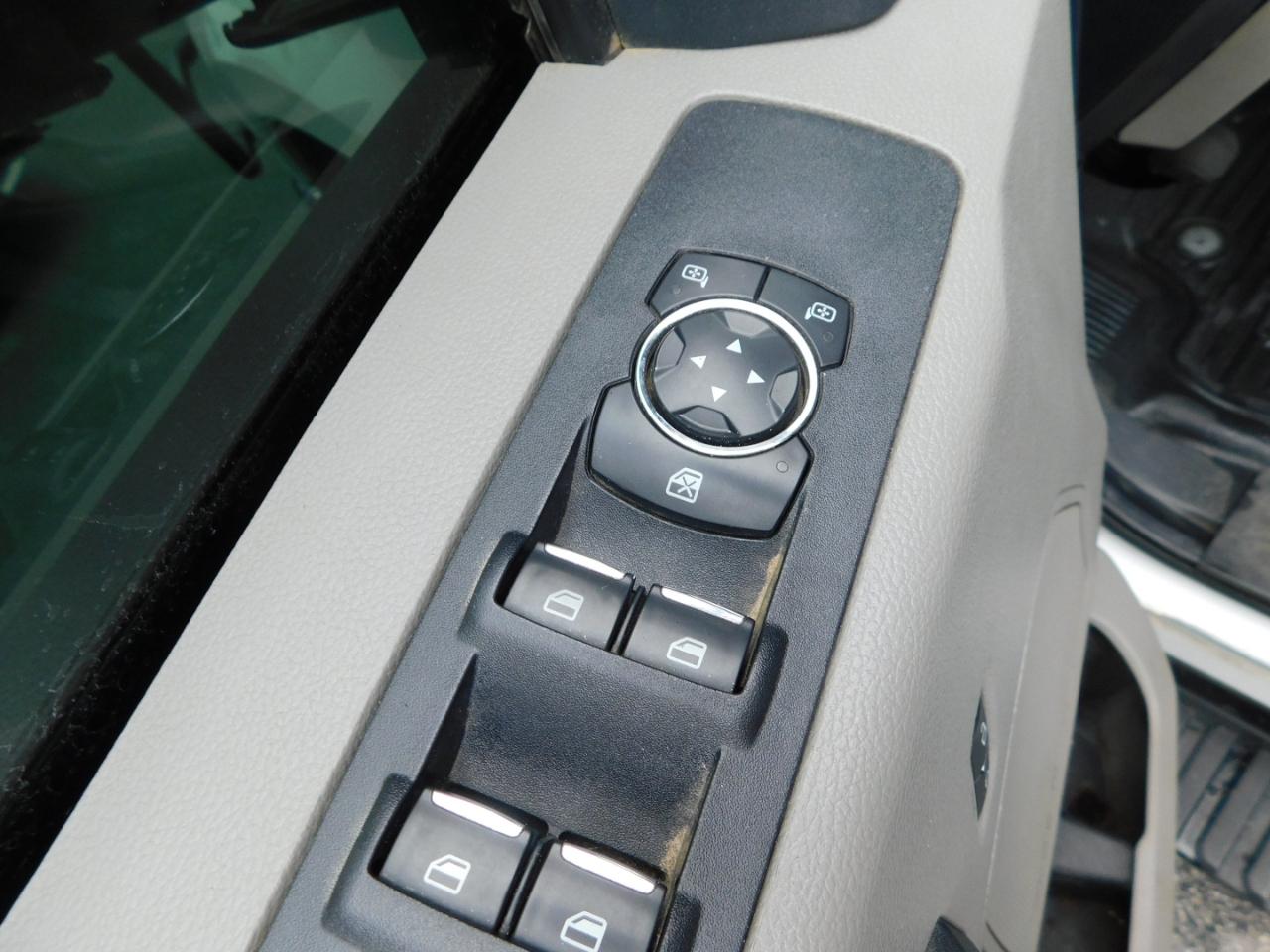 Ford Super Duty F-350 DRW XL 4WD Crew Cab 179" WB 60" CA 2022