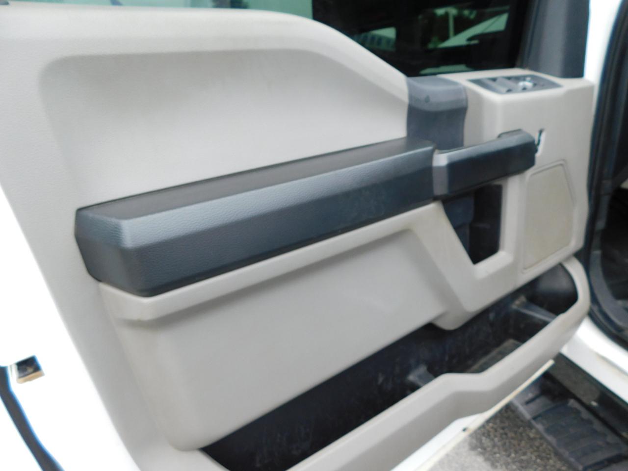 Ford Super Duty F-350 DRW XL 4WD Crew Cab 179" WB 60" CA 2022