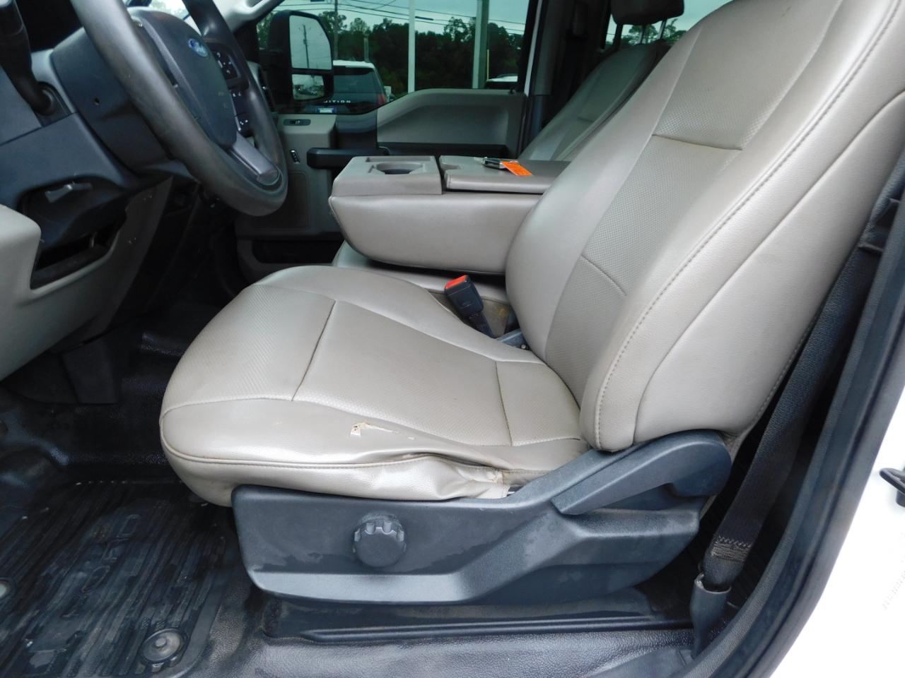 Ford Super Duty F-350 DRW XL 4WD Crew Cab 179" WB 60" CA 2022