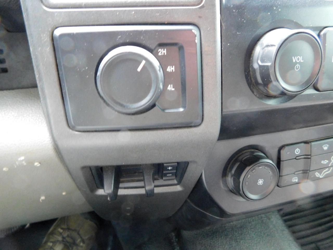 Ford Super Duty F-350 DRW XL 4WD Crew Cab 179" WB 60" CA 2022