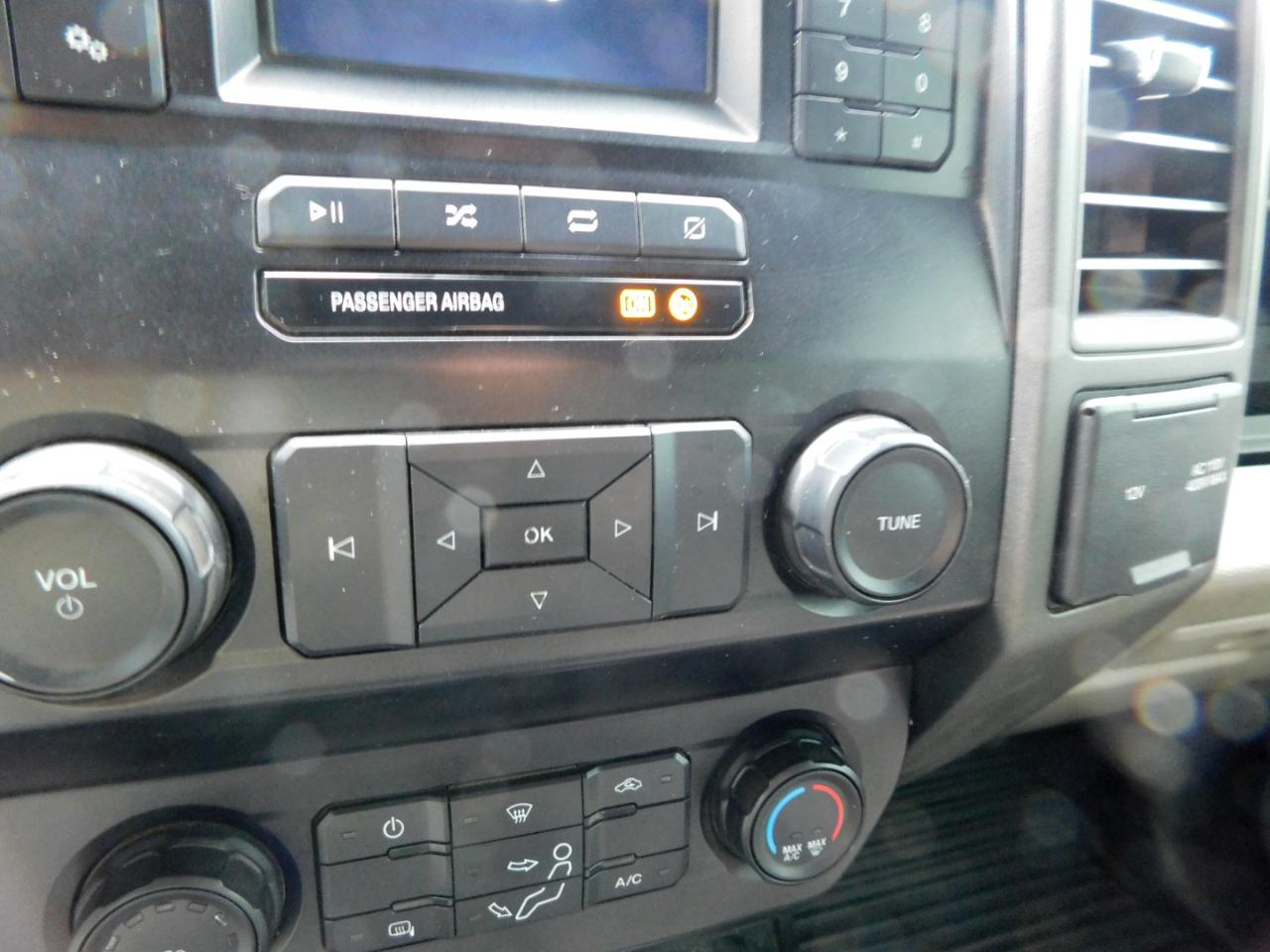 Ford Super Duty F-350 DRW XL 4WD Crew Cab 179" WB 60" CA 2022