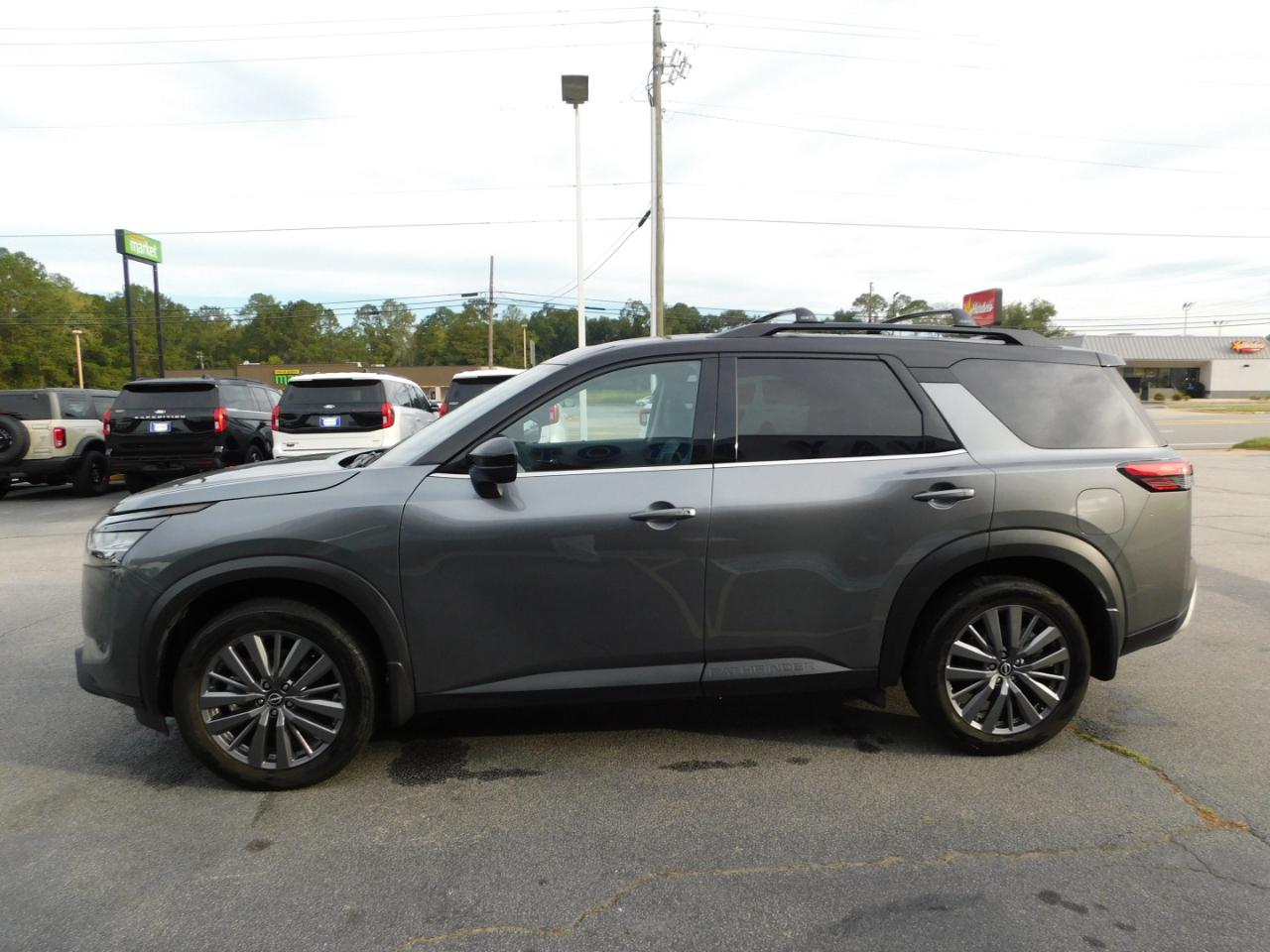 Nissan Pathfinder SL 2WD 2024
