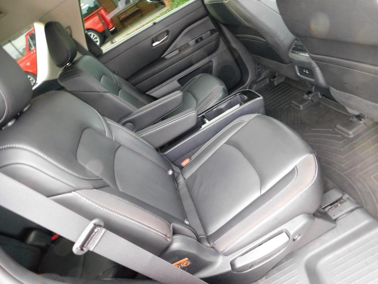 Nissan Pathfinder SL 2WD 2024