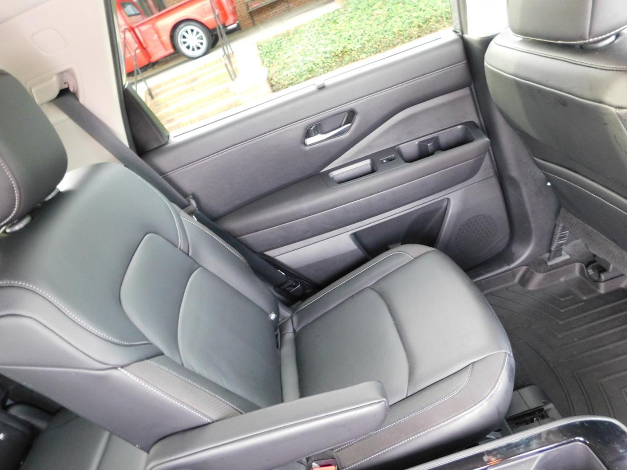 Nissan Pathfinder SL 2WD 2024