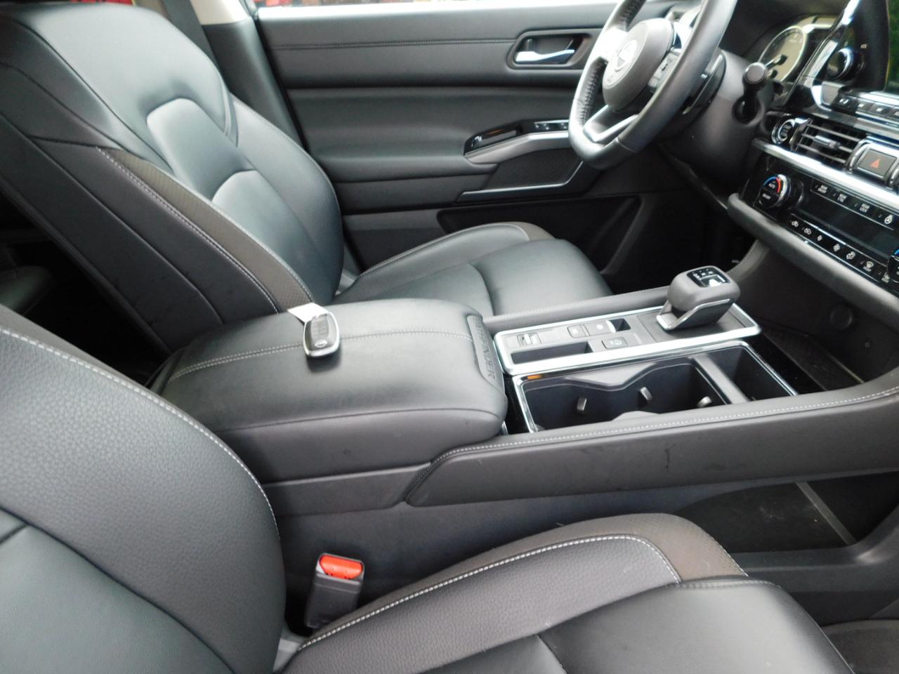 Nissan Pathfinder SL 2WD 2024