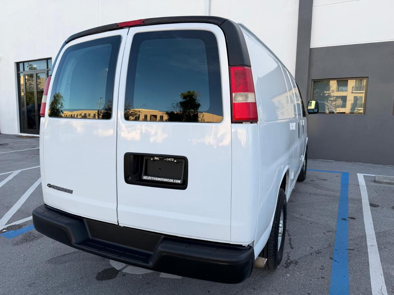 Chevrolet Express Cargo Van RWD 2500 135" 2012