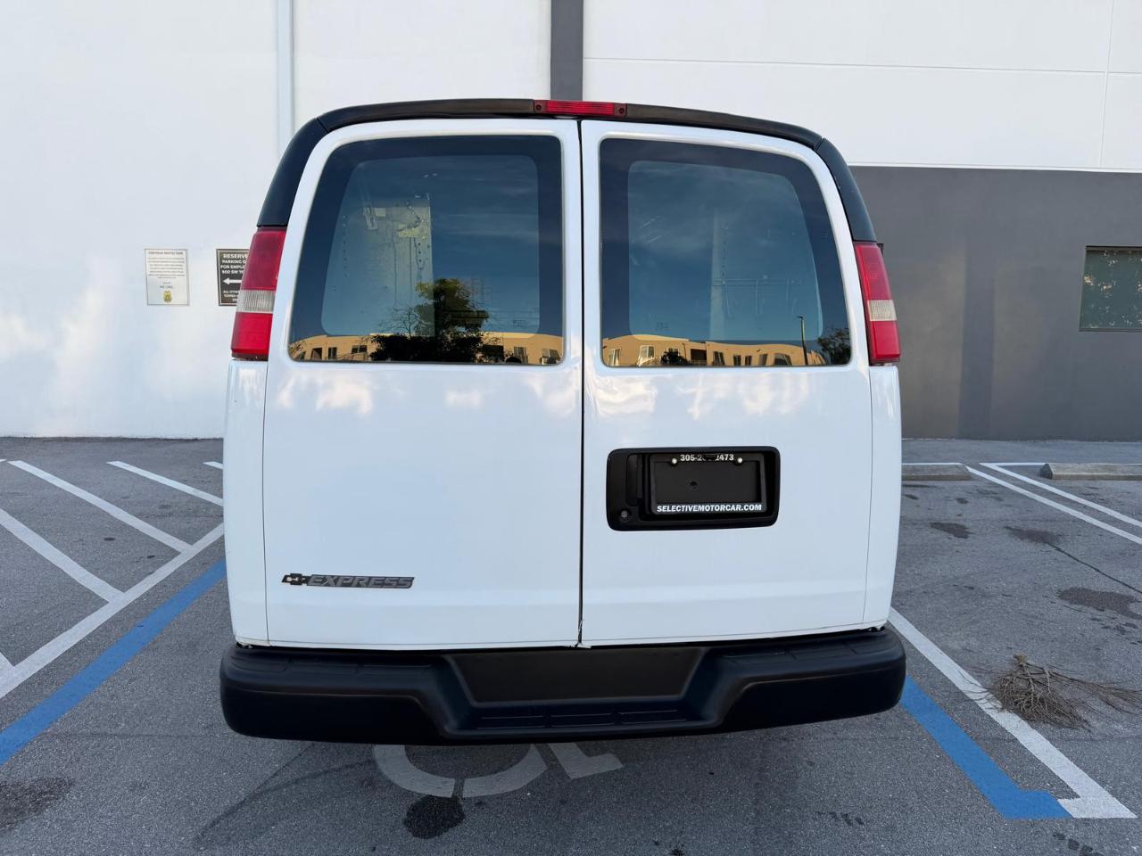 Chevrolet Express Cargo Van RWD 2500 135" 2012