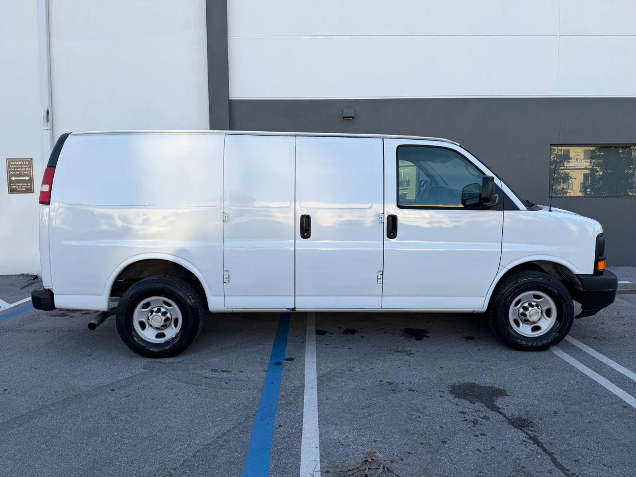 Chevrolet Express Cargo Van RWD 2500 135" 2012