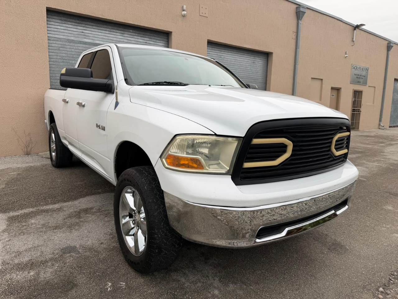 Dodge Ram 1500 2WD Quad Cab 140.5" SLT 2010