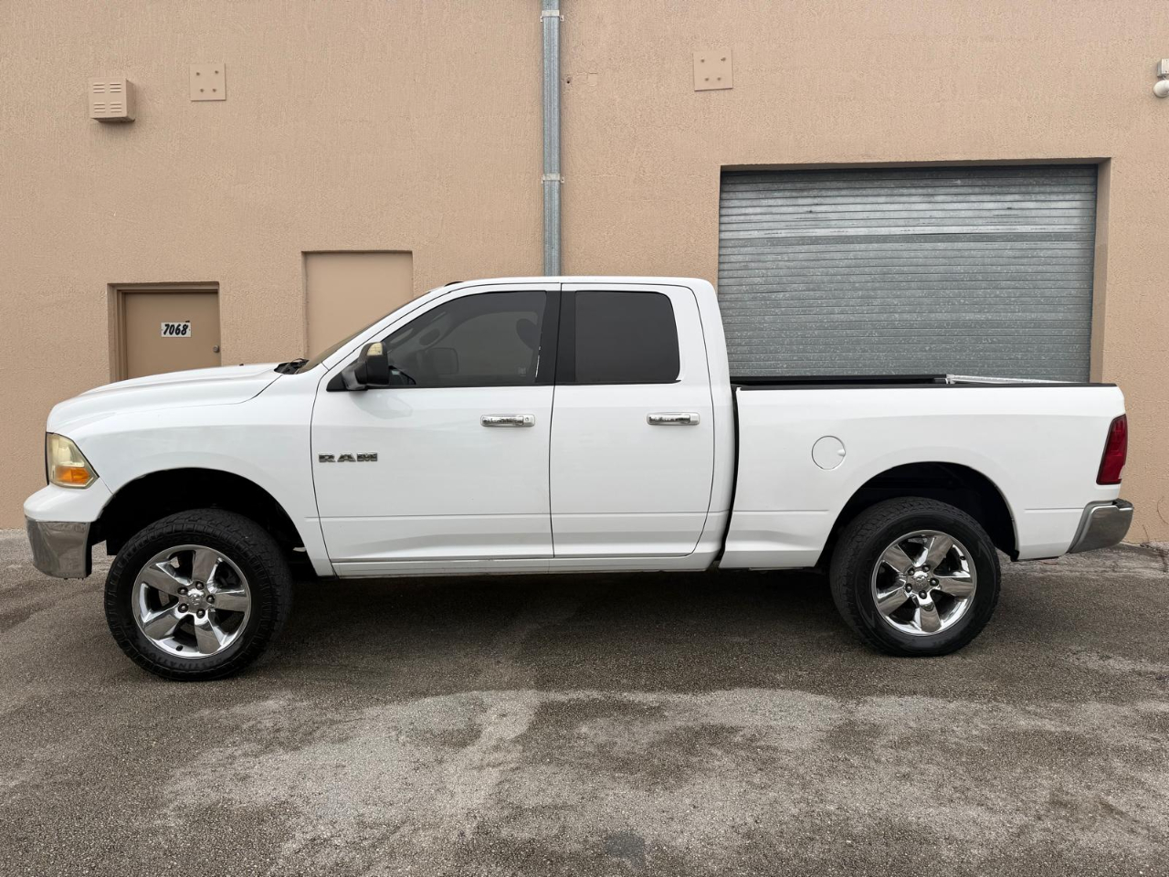 Dodge Ram 1500 2WD Quad Cab 140.5" SLT 2010