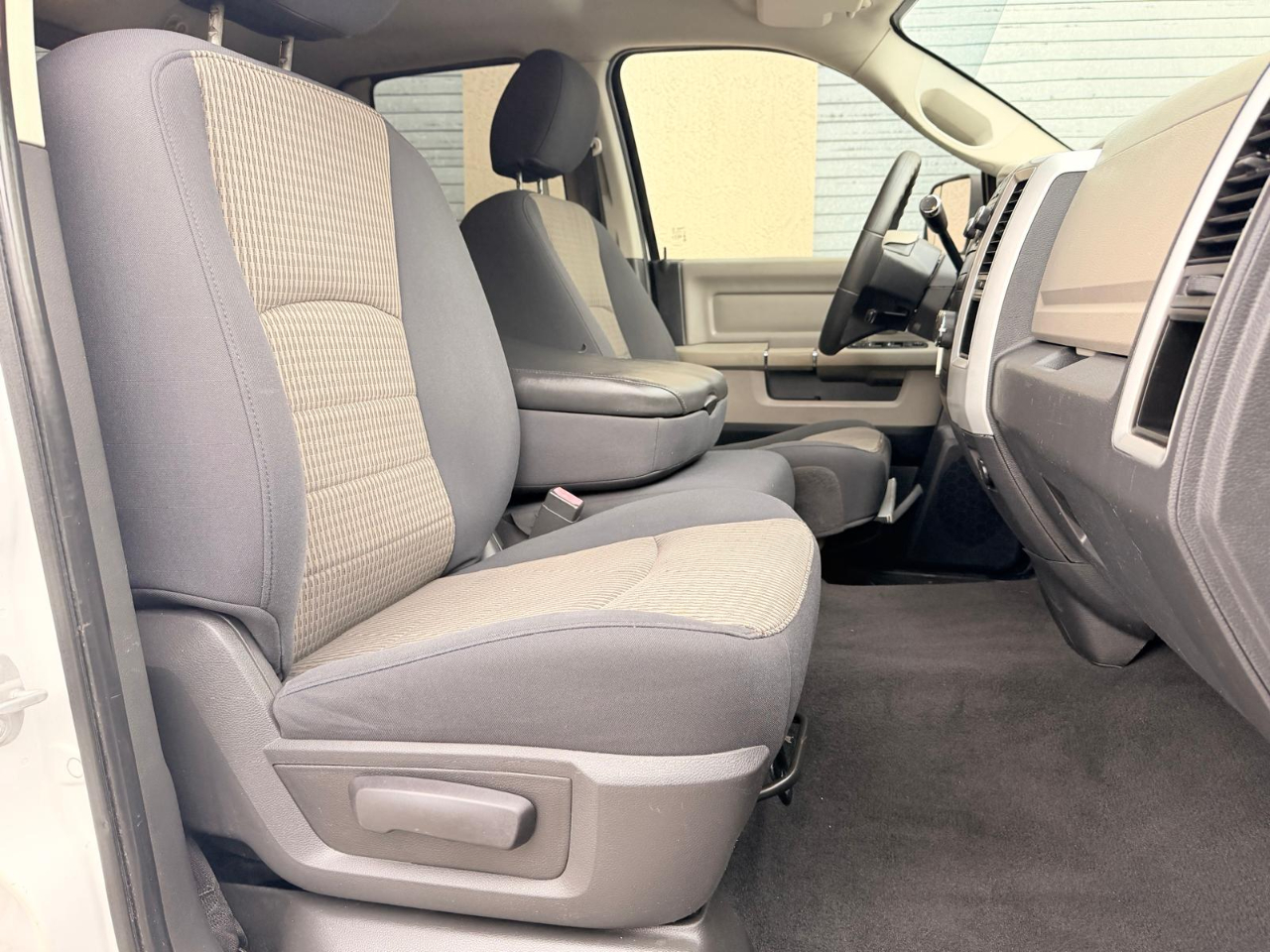 Dodge Ram 1500 2WD Quad Cab 140.5" SLT 2010