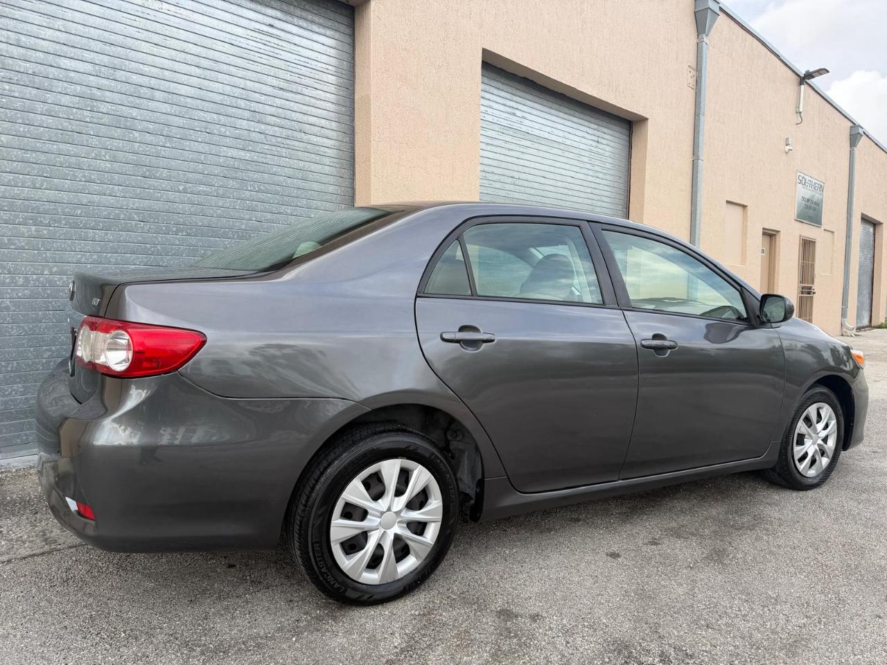 Toyota Corolla 4dr Sdn Auto LE (Natl) 2011