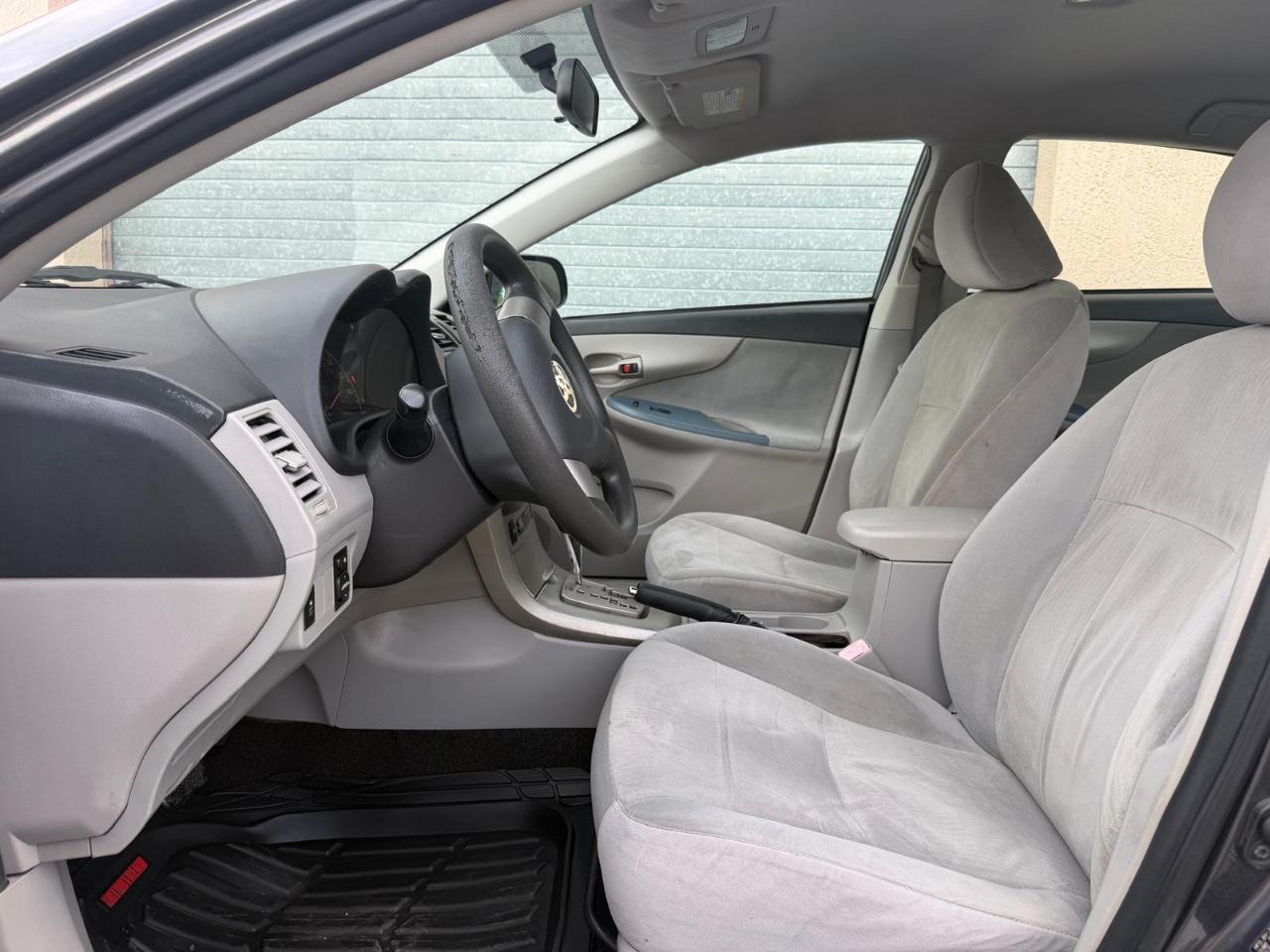 Toyota Corolla 4dr Sdn Auto LE (Natl) 2011