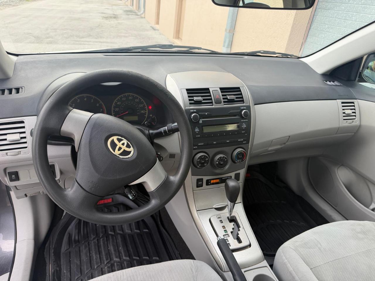 Toyota Corolla 4dr Sdn Auto LE (Natl) 2011