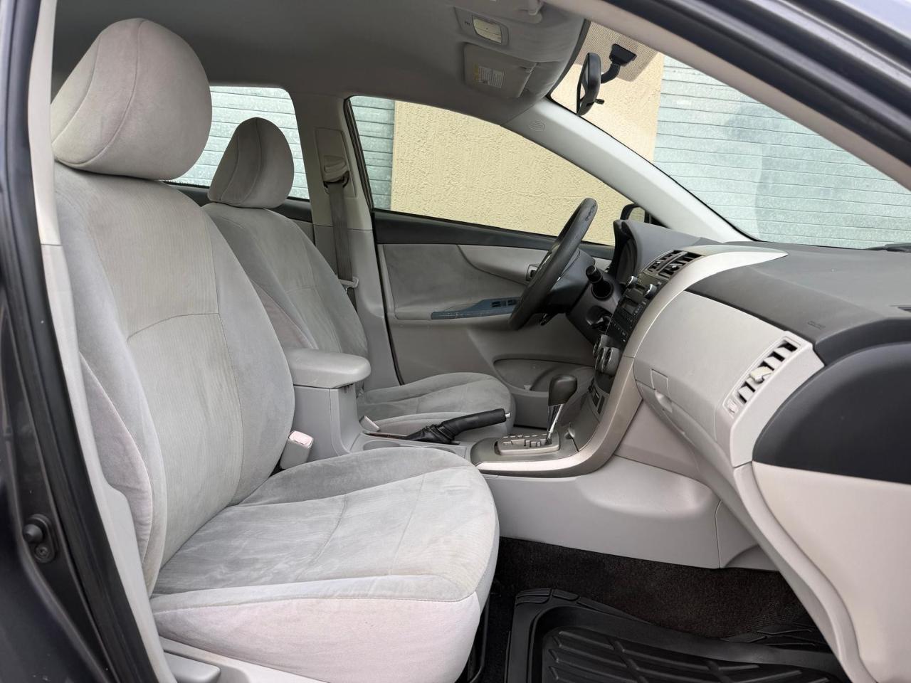 Toyota Corolla 4dr Sdn Auto LE (Natl) 2011