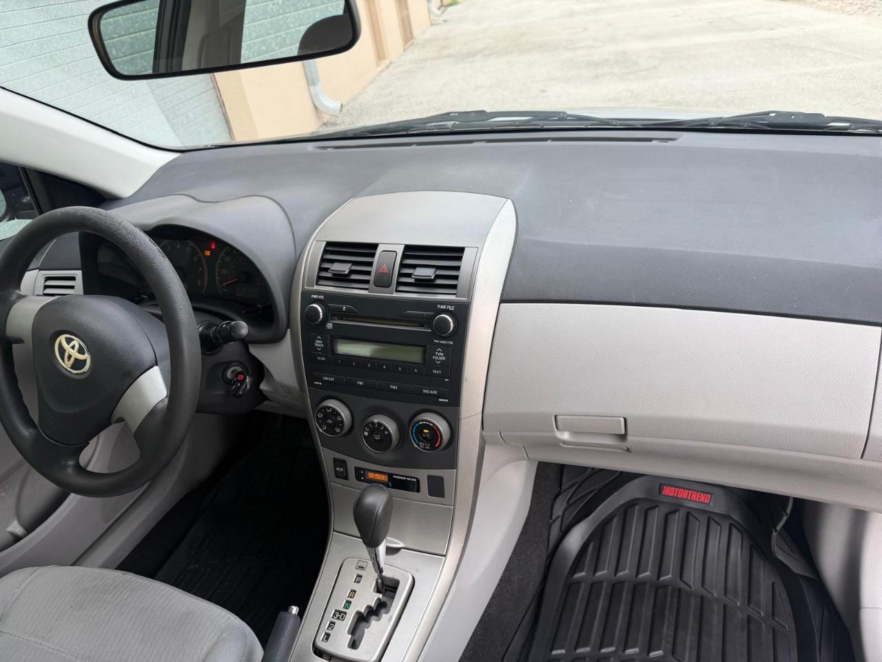 Toyota Corolla 4dr Sdn Auto LE (Natl) 2011