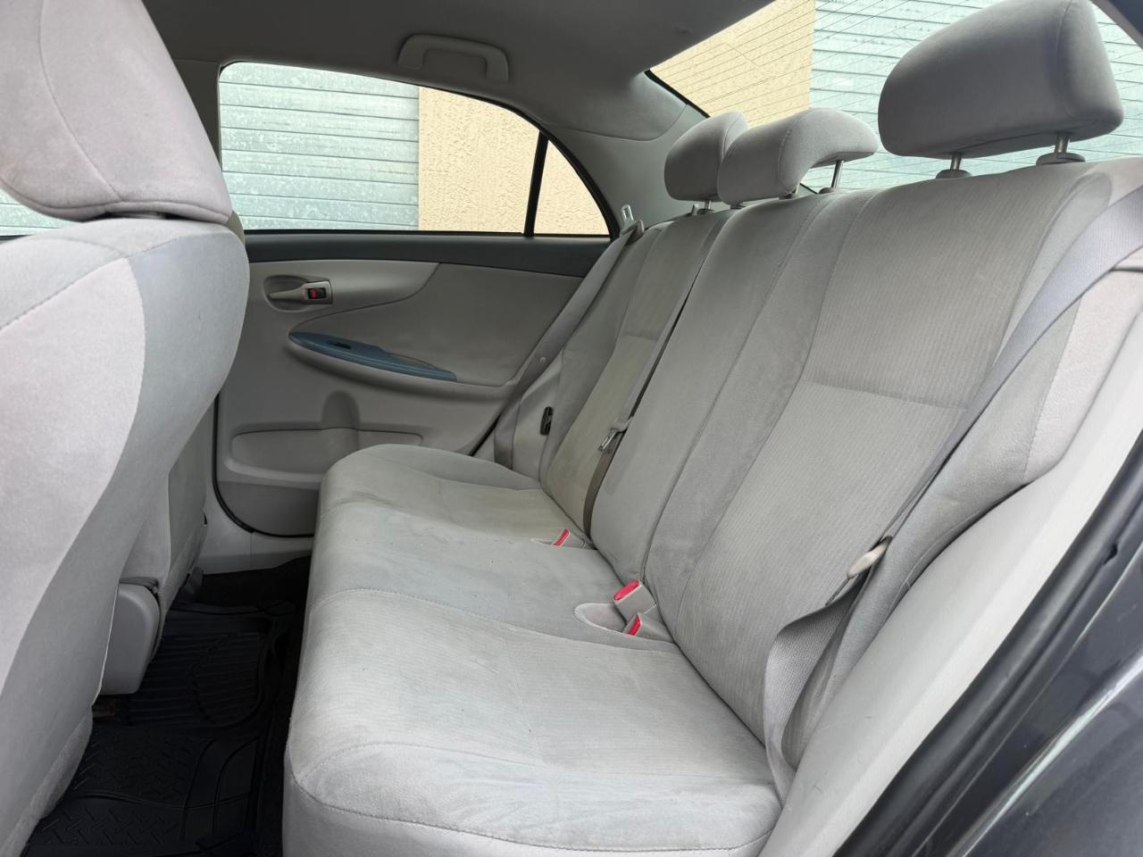 Toyota Corolla 4dr Sdn Auto LE (Natl) 2011