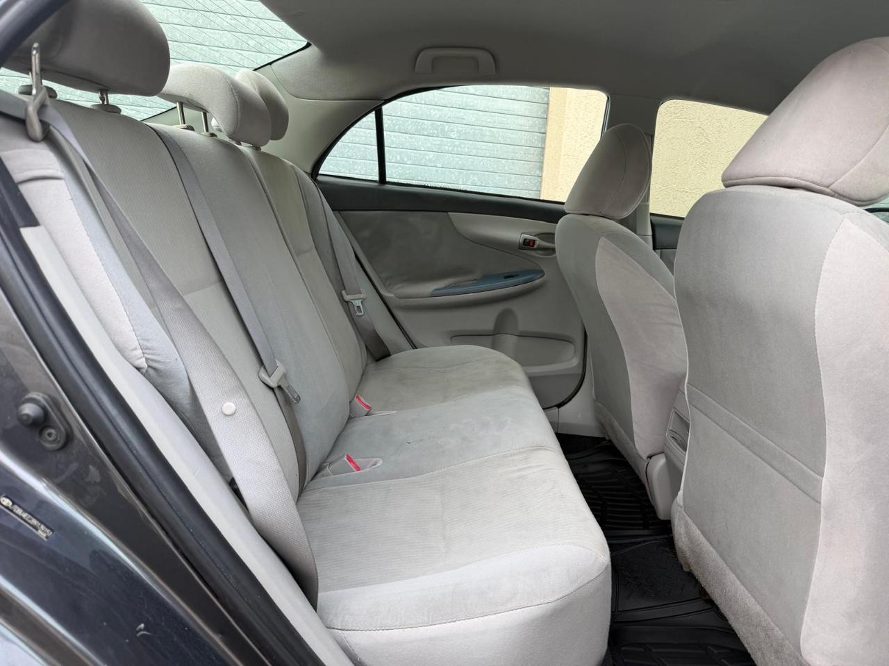 Toyota Corolla 4dr Sdn Auto LE (Natl) 2011