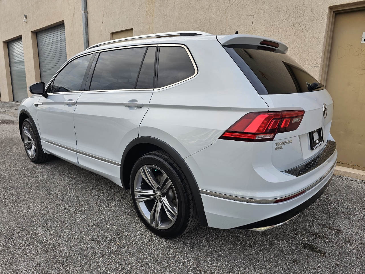 Volkswagen Tiguan 2.0T SEL R-Line Black FWD 2019 Volkswagen Tiguan 2.0T SEL R-Line Black FWD 2019