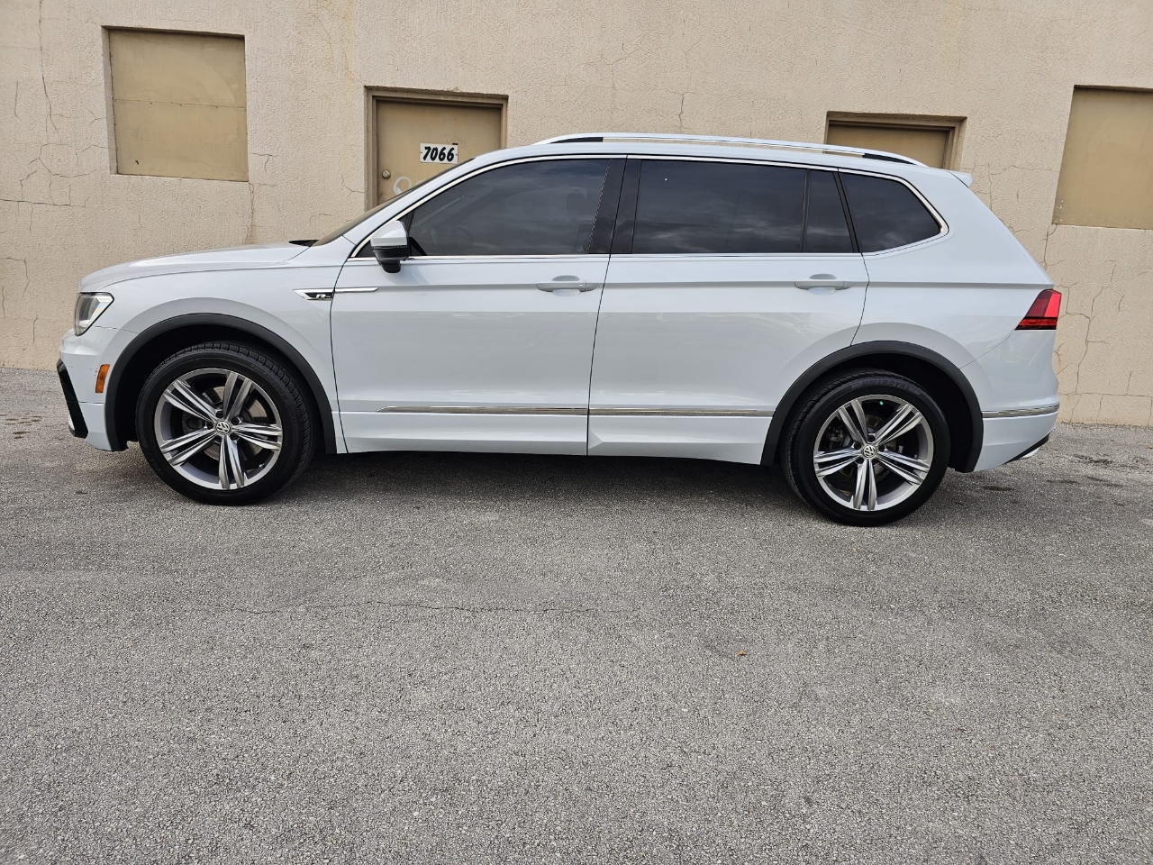 Volkswagen Tiguan 2.0T SEL R-Line Black FWD 2019 Volkswagen Tiguan 2.0T SEL R-Line Black FWD 2019