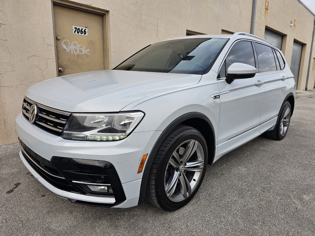 Volkswagen Tiguan 2.0T SEL R-Line Black FWD 2019 Volkswagen Tiguan 2.0T SEL R-Line Black FWD 2019