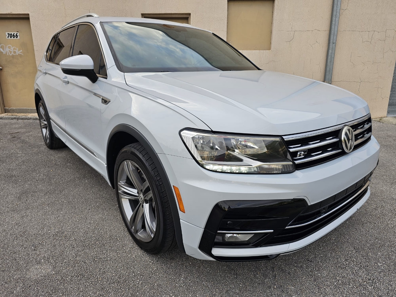 Volkswagen Tiguan 2.0T SEL R-Line Black FWD 2019 Volkswagen Tiguan 2.0T SEL R-Line Black FWD 2019