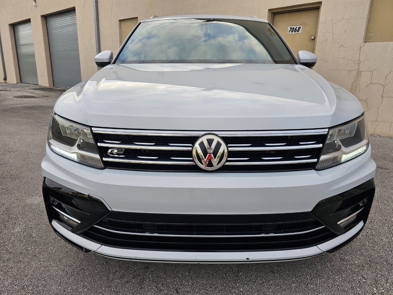 Volkswagen Tiguan 2.0T SEL R-Line Black FWD 2019 Volkswagen Tiguan 2.0T SEL R-Line Black FWD 2019