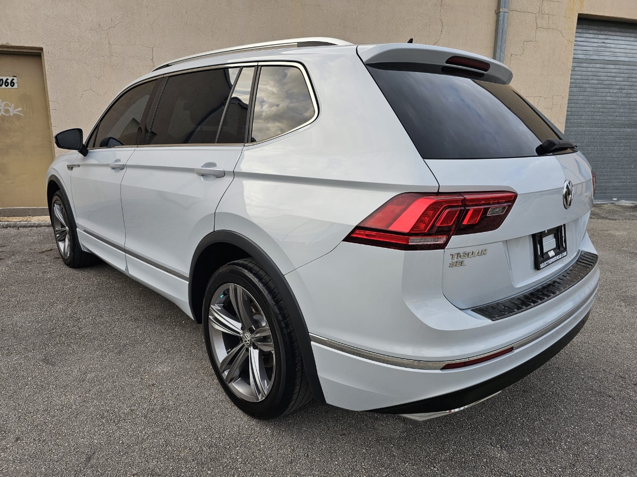 Volkswagen Tiguan 2.0T SEL R-Line Black FWD 2019 Volkswagen Tiguan 2.0T SEL R-Line Black FWD 2019