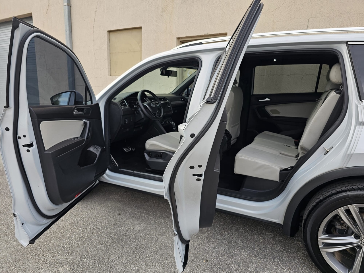 Volkswagen Tiguan 2.0T SEL R-Line Black FWD 2019 Volkswagen Tiguan 2.0T SEL R-Line Black FWD 2019