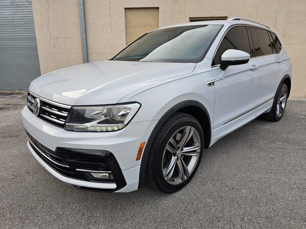 Volkswagen Tiguan 2.0T SEL R-Line Black FWD 2019 Volkswagen Tiguan 2.0T SEL R-Line Black FWD 2019