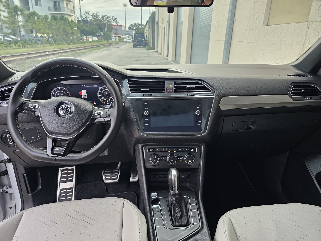 Volkswagen Tiguan 2.0T SEL R-Line Black FWD 2019 Volkswagen Tiguan 2.0T SEL R-Line Black FWD 2019