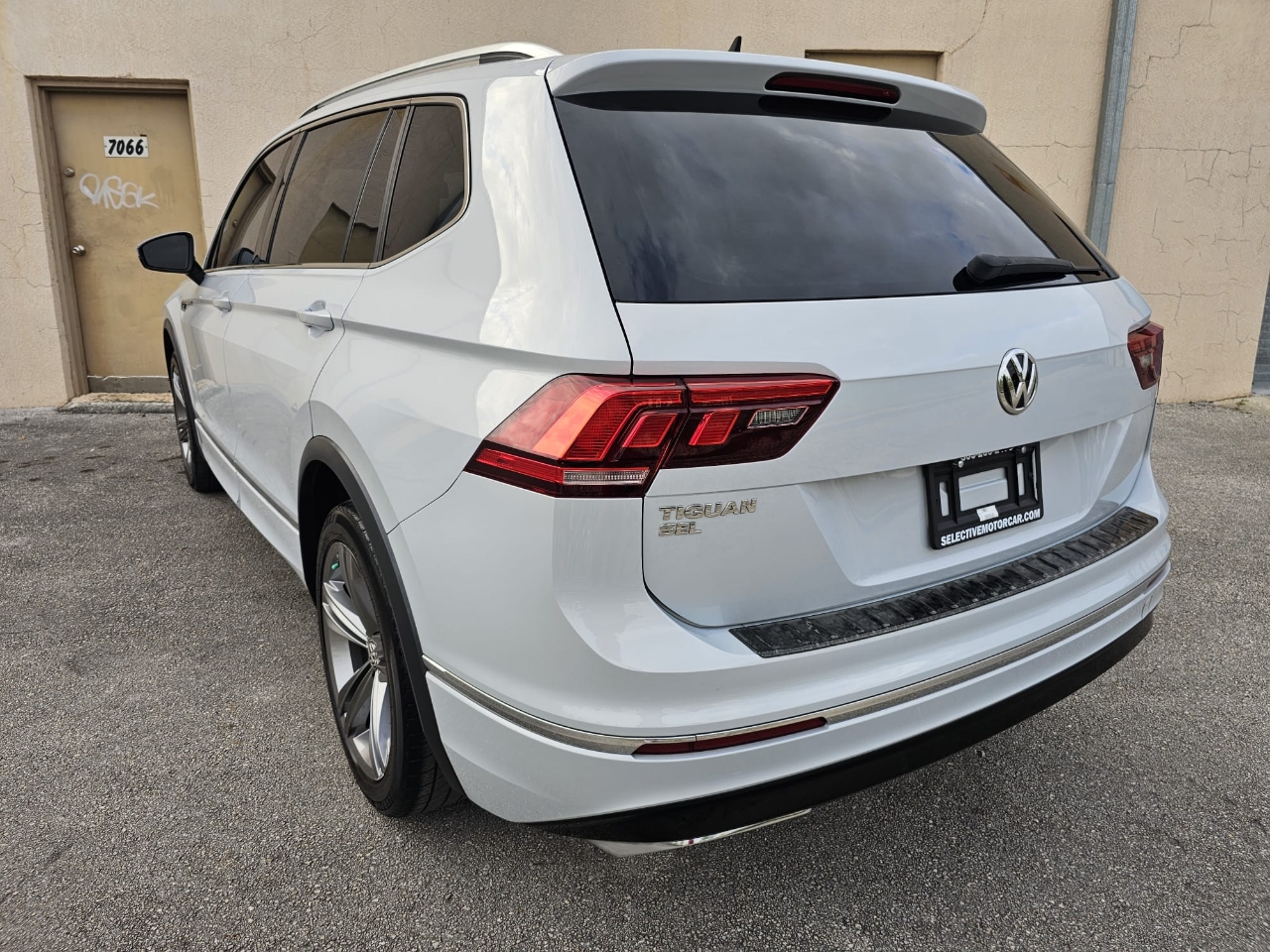 Volkswagen Tiguan 2.0T SEL R-Line Black FWD 2019 Volkswagen Tiguan 2.0T SEL R-Line Black FWD 2019