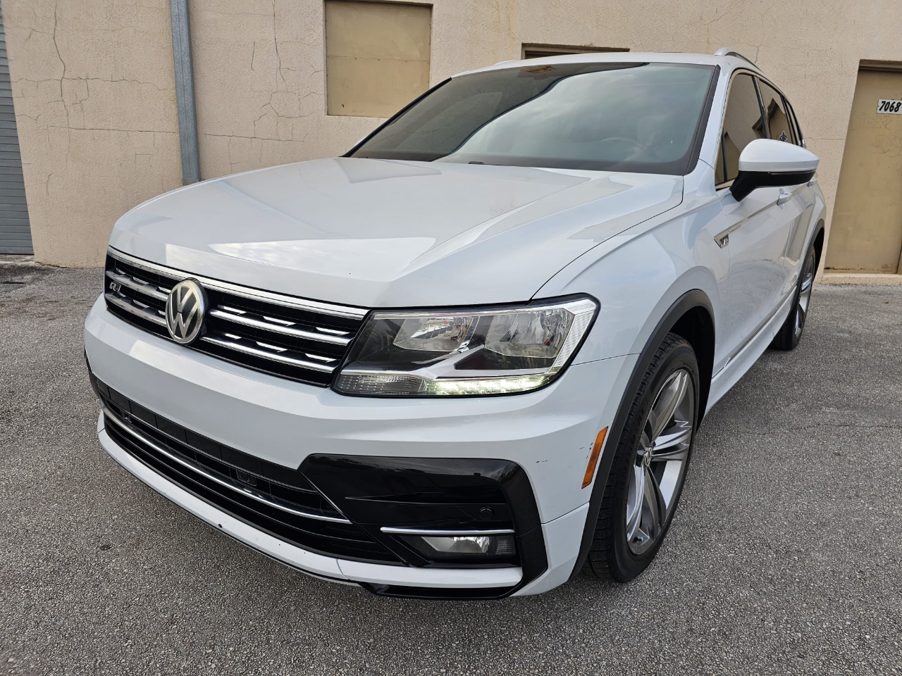 Volkswagen Tiguan 2.0T SEL R-Line Black FWD 2019 Volkswagen Tiguan 2.0T SEL R-Line Black FWD 2019