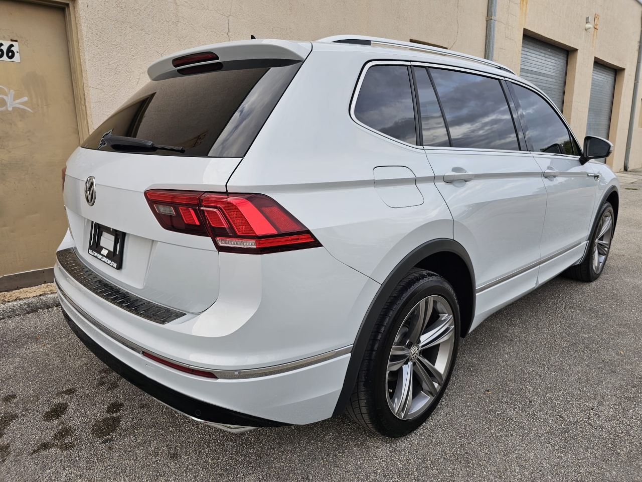 Volkswagen Tiguan 2.0T SEL R-Line Black FWD 2019 Volkswagen Tiguan 2.0T SEL R-Line Black FWD 2019
