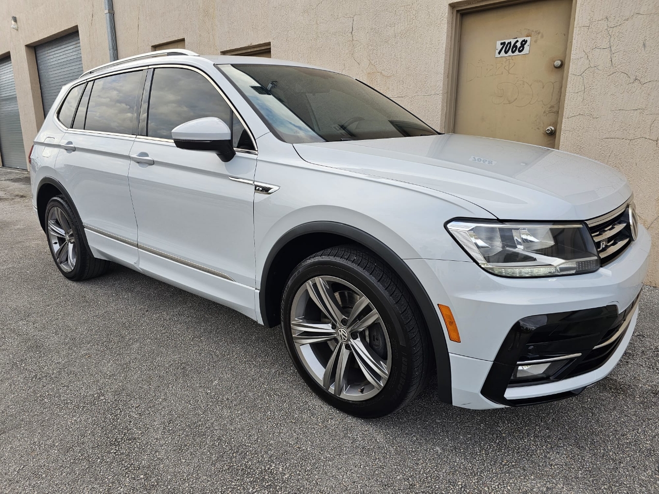 Volkswagen Tiguan 2.0T SEL R-Line Black FWD 2019 Volkswagen Tiguan 2.0T SEL R-Line Black FWD 2019