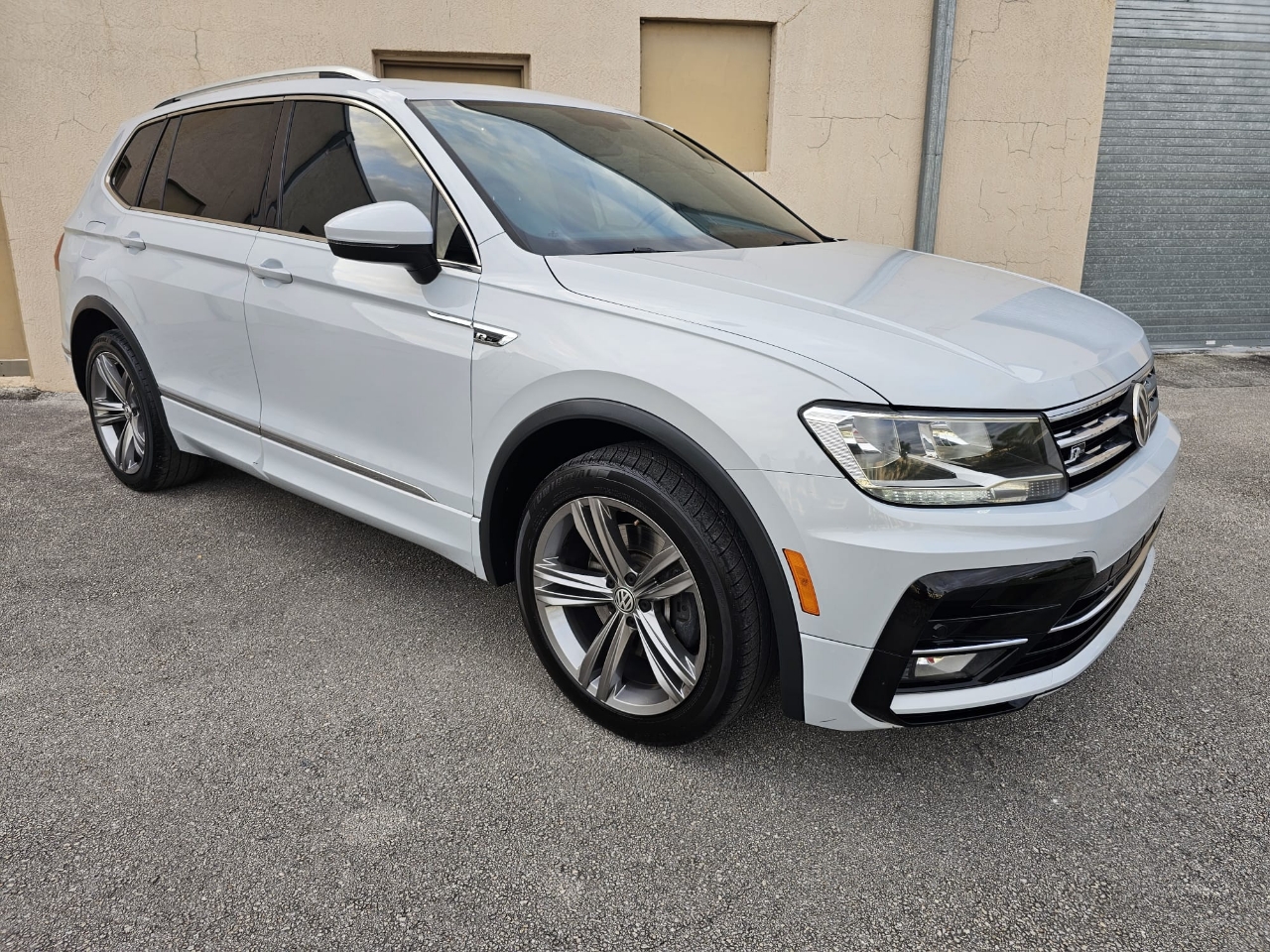 Volkswagen Tiguan 2.0T SEL R-Line Black FWD 2019 Volkswagen Tiguan 2.0T SEL R-Line Black FWD 2019